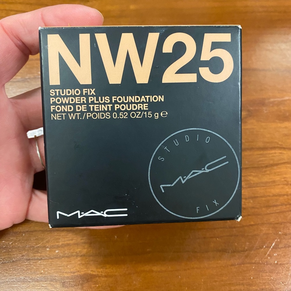 MAC Studio Fix powder plus foundation. Color (NW25)